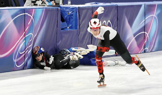 ▲ 미국 코린 스토다드에 걸려 넘어진 김길리. 스토다드는 앞서 열린 여자 500m와 혼성 2000m 계주 준준결승전을 포함해 하루에만 세 번 넘어졌다. 준준결승을 지켜본 김아랑 곽윤기 해설위원은 스토다드가 같은 실수를 반복하고 있다고 우려했는데, 결국 그의 세 번째 실수가 한국의 발목을 잡았다. 김길리는 파이널B에 출전하지 못했다. ⓒ 연합뉴스