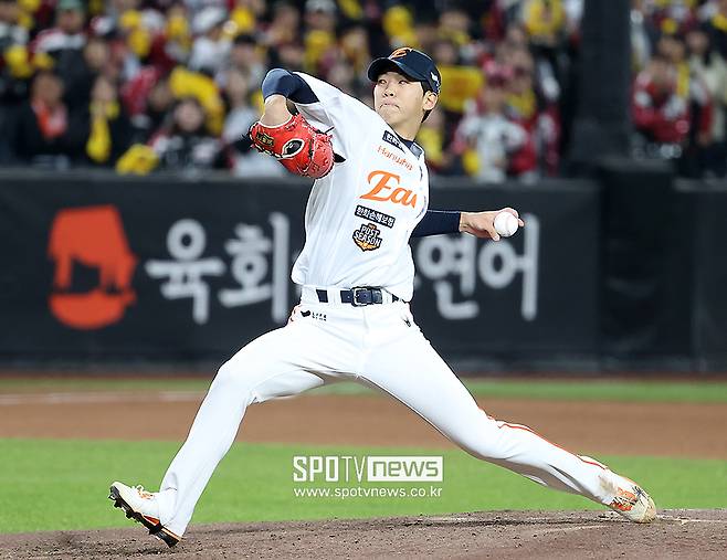 ▲ 첫 연습 경기에서 2이닝 무실점 퍼펙트 피칭을 선보이며 구단 관계자들의 기대를 한몸에 모은 황준서 ⓒ곽혜미 기자