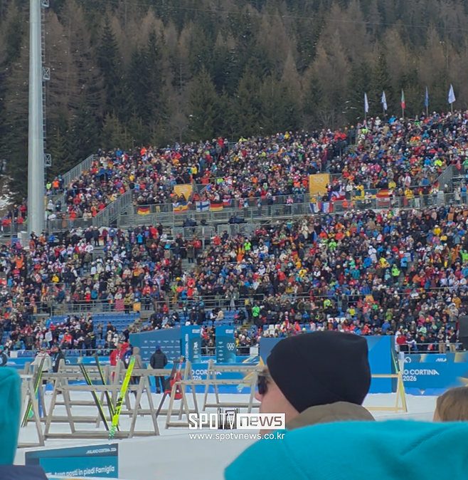 바이애슬론 경기장을 가득 채운 관중들.&nbsp;