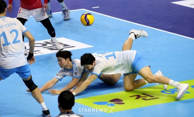 대한항공 선수들이 리시브 과정에서 겹치며 충돌하고 있다. /사진=강영조 선임기자