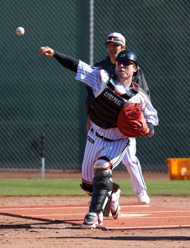 박동원이 최근 미국 애리조나주 스코츠데일에서 열린 2026 LG 스프링캠프에서 훈련 중이다. 스즈키 후미히로 LG 1군 배터리 코치가 지켜보고 있다. /사진=LG 트윈스 제공