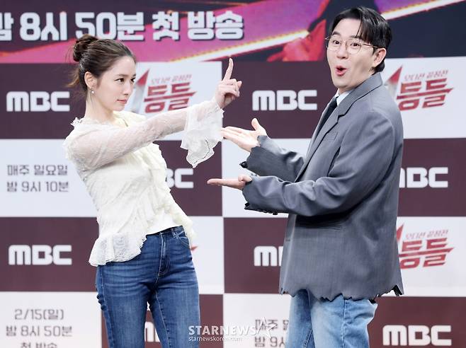 배우 이민정, 방송인 붐이 11일 서울 마포구 MBC 사옥에서 진행된 예능 '1등들' 제작발표회에 참석해 포즈를 취하고 있다. /2026.02.11 /사진=김휘선 hwijpg@