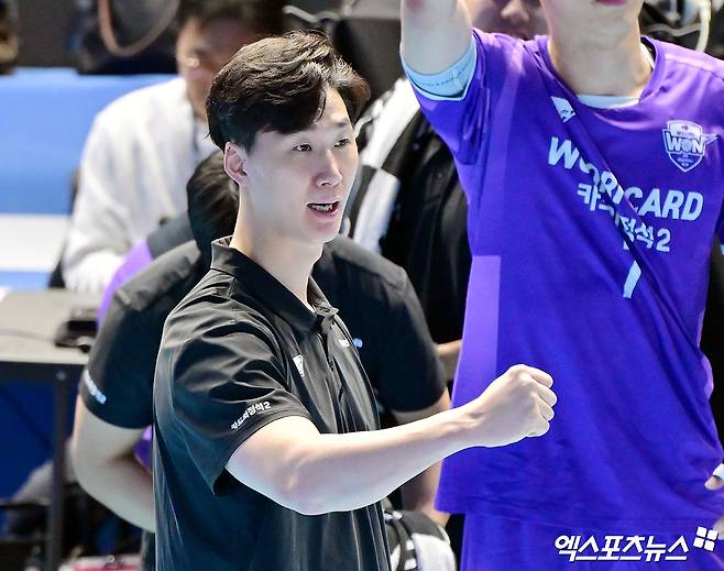 박철우 감독 대행이 이끄는 남자 프로배구 우리카드가 10일 인천 계양체육관에서 열린 진에어 2025-2026 V리그 남자부 5라운드 대한항공과의 원정 경기에서 승리, 2연승을 질주했다. 사진 김한준 기자