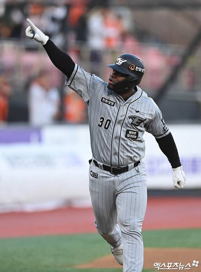 한화 이글스 외국인 타자 요나난 페라자가 스프링캠프 외야 훈련을 마치고 김경문 감독과 추승우 외야 및 주루코치에게 호평을 들었다. 그는 지난 2024시즌 외야 수비에서 약점을 드러냈지만, 지난해 마이너리그 트리플A 및 베네수엘라 윈터리그에서 눈에 띄는 발전을 이뤘다. 엑스포츠뉴스 DB