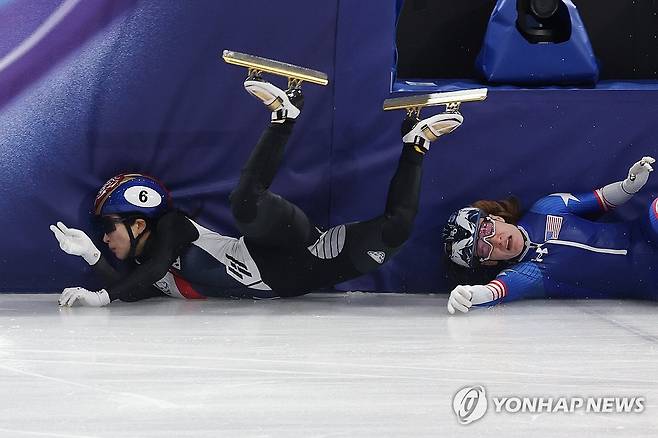 넘어지며 펜스에 부딪히는 김길리 (밀라노=연합뉴스) 서대연 기자 = 10일(현지시간) 이탈리아 밀라노 아이스스케이팅 아레나에서 열린 2026 밀라노ㆍ코르티나담페초 동계올림픽 쇼트트랙 혼성계주 준결승에서 김길리가 미국팀과 충돌해 넘어지며 펜스에 부딪히고 있다. 2026.2.10 dwise@yna.co.kr