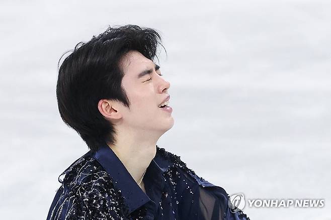 차준환 '됐다' (밀라노=연합뉴스) 서대연 기자 = 10일(현지시간) 이탈리아 밀라노 아이스스케이팅 아레나에서 열린 2026 밀라노ㆍ코르티나담페초 동계올림픽 남자 싱글 쇼트 프로그램에 출전한 차준환이 연기를 마친 뒤 숨을 고르고 있다.
차준환은 총점 92.72점을 받으며 오전 4시 50분까지 연기를 마친 15명의 선수 중 1위에 올라 상위 24명의 선수가 나설 수 있는 프리 스케이팅 진출을 확정했다. 2026.2.11 dwise@yna.co.kr