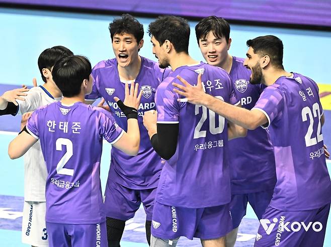대한항공전 득점 후 기뻐하는 우리카드 선수들 [한국배구연맹 제공. 재판매 및 DB 금지]