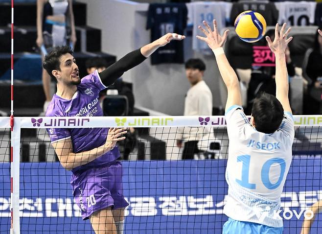 대한항공전에서 공격하는 우리카드의 아라우조(왼쪽) [한국배구연맹 제공. 재판매 및 DB 금지]