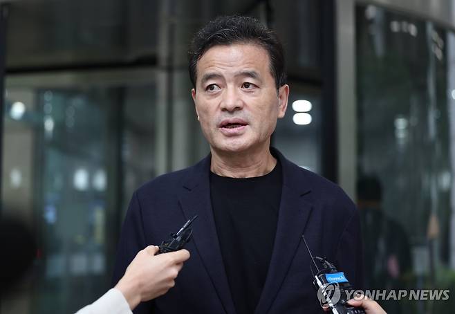 취재진 질문에 답하는 임종성 전 의원 (서울=연합뉴스) 류영석 기자 = 더불어민주당 임종성 전 의원이 12일 서울 서초구 서울중앙지법에서 열린 '돈봉투 수수 의혹' 1심 선고 공판에서 징역형 집행유예를 선고받은 후 취재진 질문에 답하고 있다. 2024.9.12 ondol@yna.co.kr