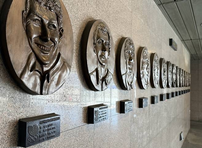 수영만 요트경기장 본관의 88올림픽 요트 금메달리스트 부조 [김울프 작가 제공]