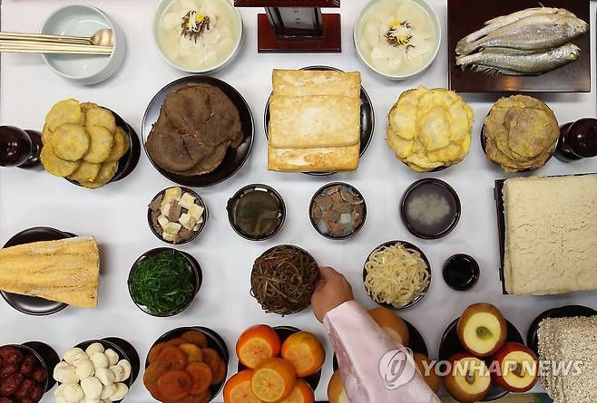 기존의 설 차례상 예시. 음식 가짓수가 많다. [연합뉴스 자료사진]