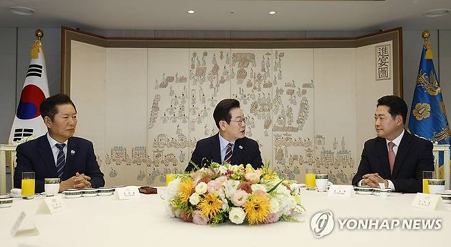 이재명 대통령, 여야 지도부 회동 (서울=연합뉴스) 한상균 기자 = 이재명 대통령이 8일 용산 대통령실에서 여야 지도부와 오찬 회동을 하고 있다. 
    왼쪽부터 더불어민주당 정청래 대표, 이 대통령, 국민의힘 장동혁 대표. 2025.9.8 [대통령실통신사진기자단] xyz@yna.co.kr