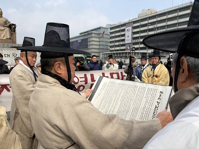 '제8차 영남만인소'를 낭독하는 모습 [촬영 양수연]