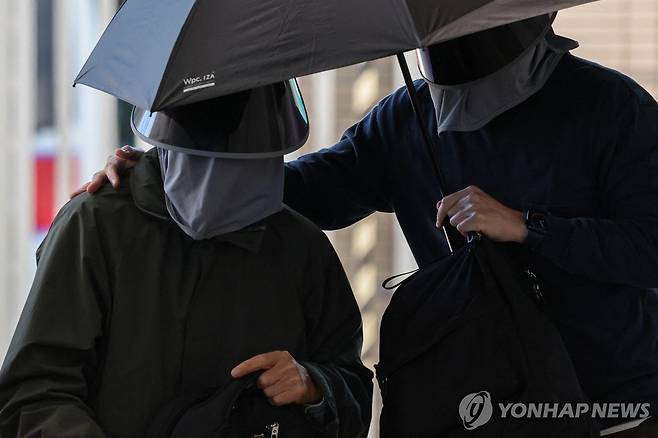 민주화 활동가 애나 궉의 부친 궉인상이 11일 법원으로 들어가는 모습. 그는 해외 도피중인 딸의 보험을 해지하고 잔금을 받으려다 '도피자금 마련'을 지원했다는 혐의로 기소돼 이날 유죄를 선고받았다. 2026.2.11 [로이터=연합뉴스]