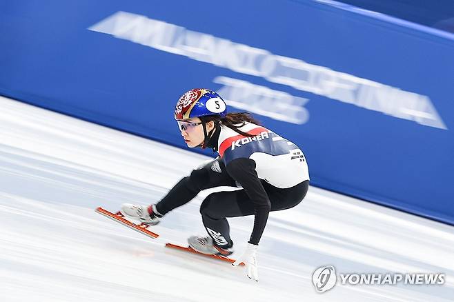 500m 출전 앞두고 훈련하는 최민정 (밀라노=연합뉴스) 서대연 기자 = 11일(현지시간) 이탈리아 밀라노 아이스스케이팅 아레나에서 쇼트트랙 최민정이 훈련하고 있다. 2026.2.11 dwise@yna.co.kr