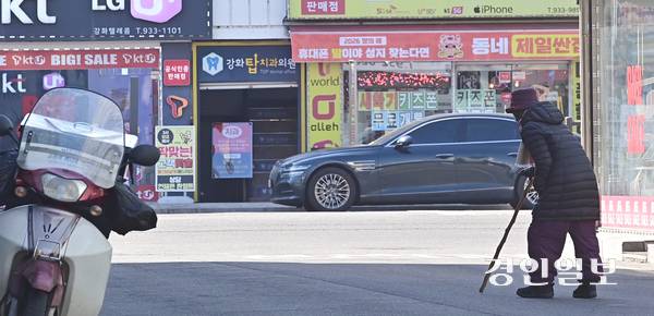 9일 오전 인천시 강화군 강화읍에서 어르신이 발걸음을 옮기고 있다. 2026.2.9 /조재현기자 jhc@kyeongin.com