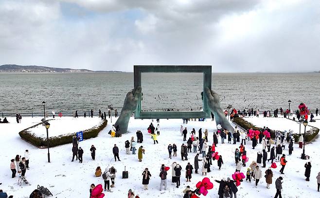 ▲ 웨이하이 연안에서 겨울을 즐기는 관광객들. /사진제공=웨이하이일보사