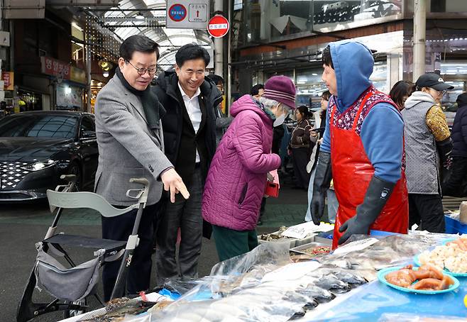 10일 오색시장을 찾은 이상복 오산시의회 의장과 성길용 오산시의회 부의장이 상인과 대화를 나누고 있다. 사진=오산시의회