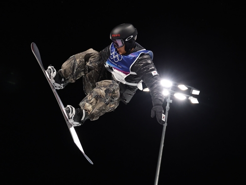 11일(현지시간) 이탈리아 리비뇨 스노파크에서 열린 2026 밀라노-코르티나담페초 동계올림픽 스노보드 남자 하프파이프 예선에 출전한 이채운이 경기를 펼치고 있다. 연합