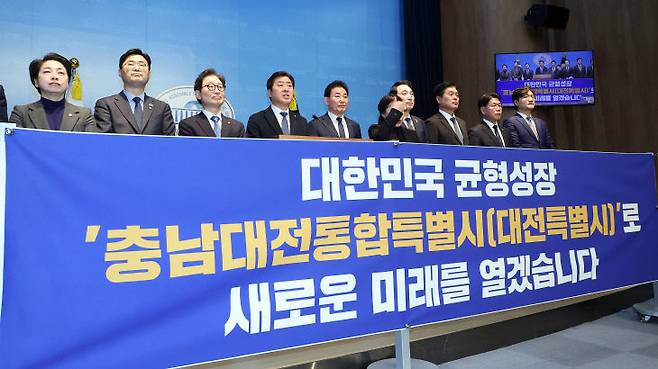 더불어민주당 황명선 대전통합 및 충청지역 발전 특위 상임위원장 등 대전,충남지역 의원들이 2일 국회 소통관에서 기자회견을 열고 현안과 관련한 발언을 하고 있다. [출처=연합뉴스]