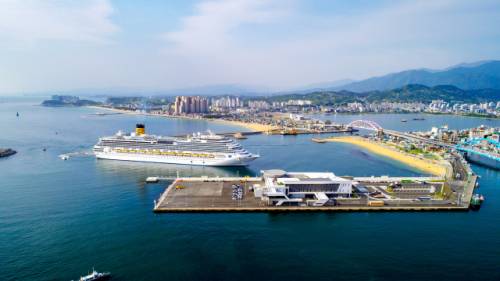 ◇속초항국제크루즈터미널에 입항하는 11만톤급 크루즈 코스타 세레나호.