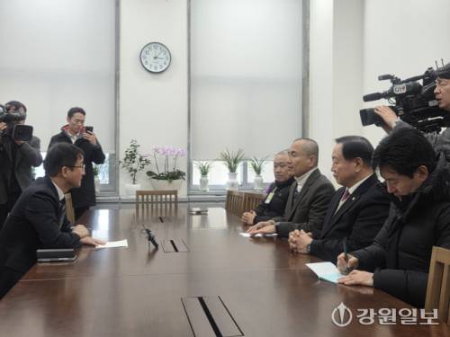 ◇김진태 지사와 국민의힘 한기호(춘천-철원-화천-양구을) 의원, 김시성 도의장 등이 11일 국회에서 더불어민주당 한병도 원내대표를 만나 강원특별법 3차 개정에 속도를 내달라고 요청하고 있다. 이현정기자