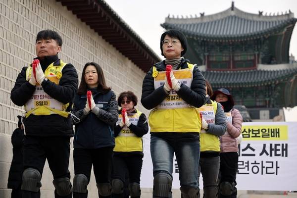 지난 11일 안수용(오른쪽) 마트노조 홈플러스지부장, 강우철 마트노조 위원장이 청와대 앞에서 삼보일배하고 있다. /마트노조