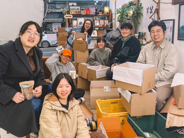 남해 귀촌한 청년들이 함께 멀리 가고자 하는 뜻을 담아 마련한 설 선물 꾸러미를 포장하고 있다. /카카카친구들