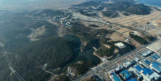 포항시가 북구 흥해읍 남송리 일원에 건립 추진 중인 포항 글로벌 기업혁신파크 조성 사업이 환경영향평가에서 생태계 훼손, 발암물질 노출 우려, 조류 서식지 파괴 등이 문제로 지적됐다. 주민들은 구역 보존과 계획 수정을 요구하며, 전문가들은 주민 의견 미반영 시 안전 문제와 비용 증가가 우려된다고 경고했다. 사진은 이 곳을 드론 촬영한 모습. /이용선기자 photokid@kbmaeil.com