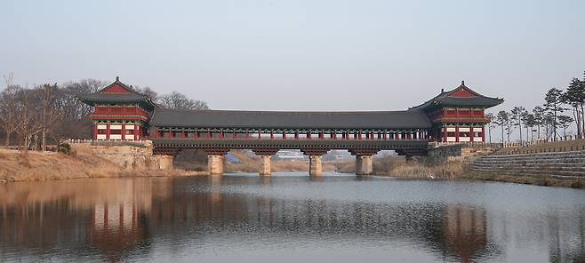 경주 월정교가 남천 위에 웅장한 자태를 드러내며 고도 경주의 새로운 랜드마크로 자리하고 있다. /경주시 제공
