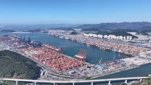 열린 부산의 상징이자 최고 인프라인 부산항. 신항 4부두 상공에서 바라본 윗쪽 부두 뒤로 진해신항이 건설돼 북극항로 시대의 물동량을 감당하게 된다. 부산항만공사 제공