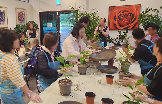 ▲ 경산시는 오는 3월부터 11월까지 도시 소비자를 대상으로 한 '도시 소비자 초청 농촌체험행사'를 본격 가동한다. 도시 소비자 초청 농촌 체험 행사. 경산시.