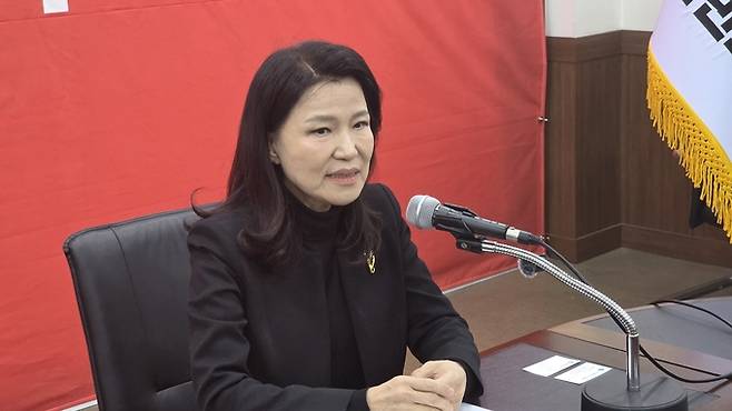 ▲ 이진숙 전 방통위원장이 12일 국민의힘 대구시당에서 기자들과 만나 대구시장선거 출마와 관련해 입장을 밝히고 있다. 전재용 기자