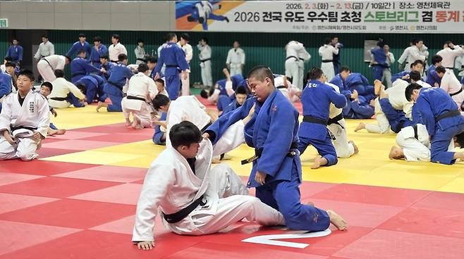 ▲ 12일 전국 중·고교 유도선수들이 영천실내체육관에서 동계 전지훈련을 실시하고 있다. 권오석 기자