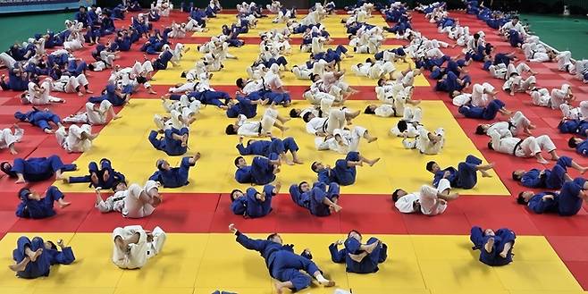 ▲ 2026 전국 유도 우수팀 초청 스토브리그 겸 동계 전지훈련이 열린 12일 영천실내체육관에 중·고교 유도선수들이 몸풀기를 실시하고 있다. 권오석 기자