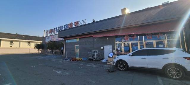 경북 경산시 소재 써니식자재마트가 최종 부도 처리된 가운데, 12일 오전 매장 입구에 폐점을 알리는 팻말이 세워져 있다. 권영진 기자