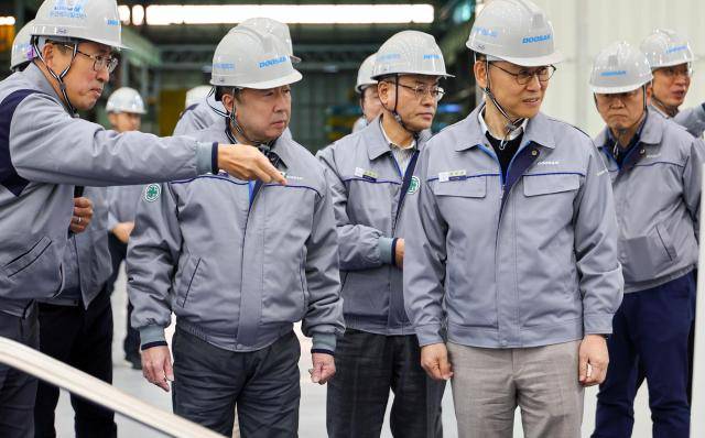 박정원 두산그룹 회장(왼쪽에서 두번째)이 11일, 경남 창원 두산에너빌리티 사업장을 방문해 소형모듈원전(SMR) 제작라인을 둘러보고 있다. [사진=두산]