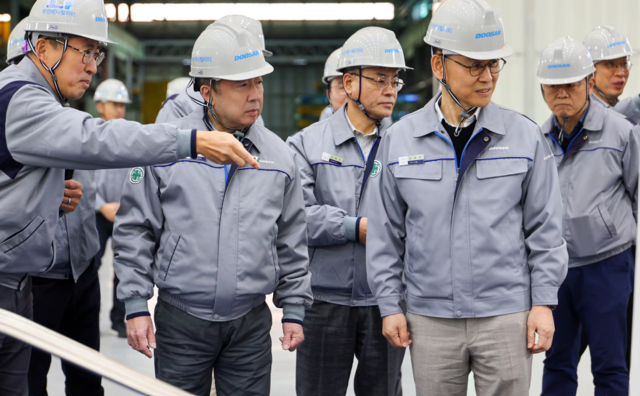 박정원 두산그룹 회장이 지난 11일 경남 창원 두산에너빌리티 사업장에서 에너지 사업 현황을 점검하고 있다. 두산그룹 제공