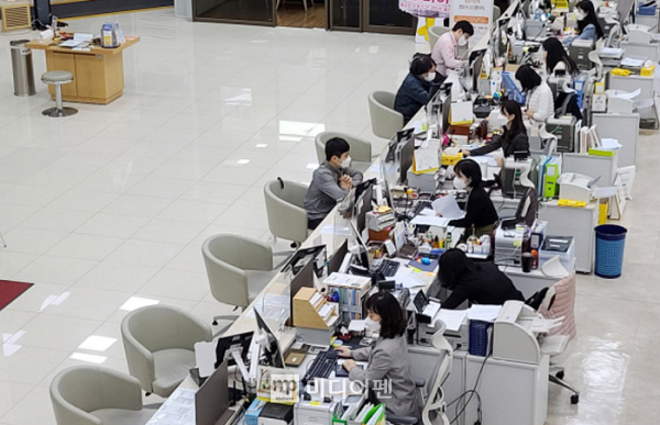 은행권 대출금리 상승세가 지속되면서 주택담보대출 금리 상단이 연 7%를 위협하고 있다./사진=김상문 기자