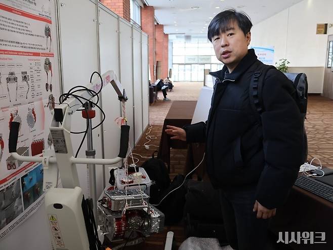 &nbsp;이족보행로봇 '루비(RUBI)'에 대해 설명하는 조백규 국민대학교 기계공학부 교수의 모습./ 사진=박설민 기자