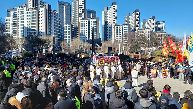 ▲지난 7일 경기 과천시 과천중앙공원에서 열린 '과천경마공원 이전반대 시민궐기대회'에서 '과천시 사망'을 상징하는 상여 퍼포먼스가 펼쳐지는 모습. 사진=김철훈 기자