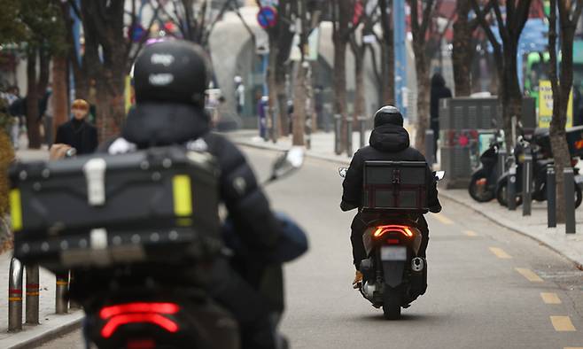 ▲서울 시내에서 이동하는 배달 라이더들. 연합뉴스