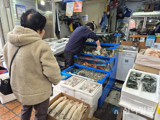 고객이 영등포전통시장에서 수산물을 구매하고 있다. [사진=신현숙 기자]