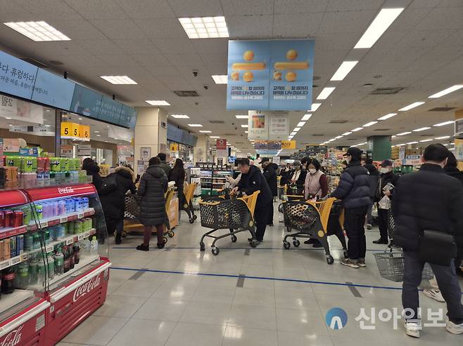 고객들이 이마트 영등포점에서 결제를 위해 줄을 서있다. [사진=신현숙 기자]