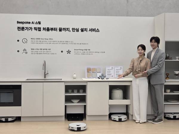 삼성전자 모델들이 2026년형 비스포크 AI 스팀 로봇청소기를 소개하고 있다. 사진=신혜영 이코노믹리뷰 기자