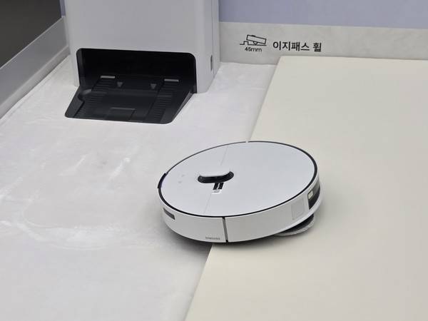 2026년형 비스포크 AI 스팀 로봇청소기. 사진=신혜영 이코노믹리뷰 기자