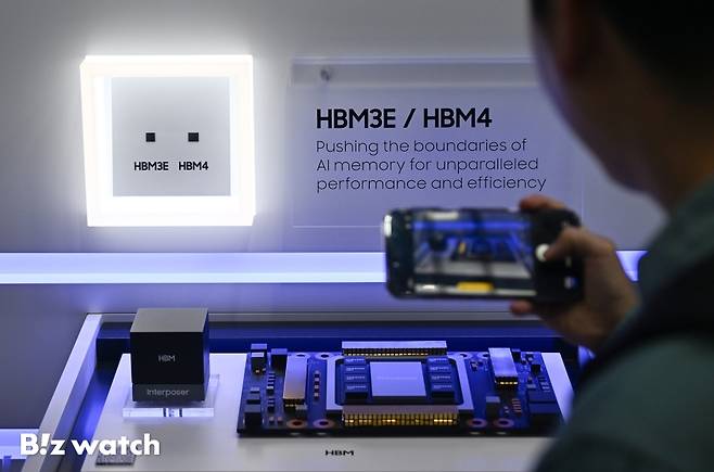 삼성전자가 2025년 10월 23일 서울 강남구 코엑스에서 열린 제27회 반도체 대전(SEDEX 2025)에서 HBM4를 관람객에게 선보이고 있다./사진=이명근 기자 qwe123@