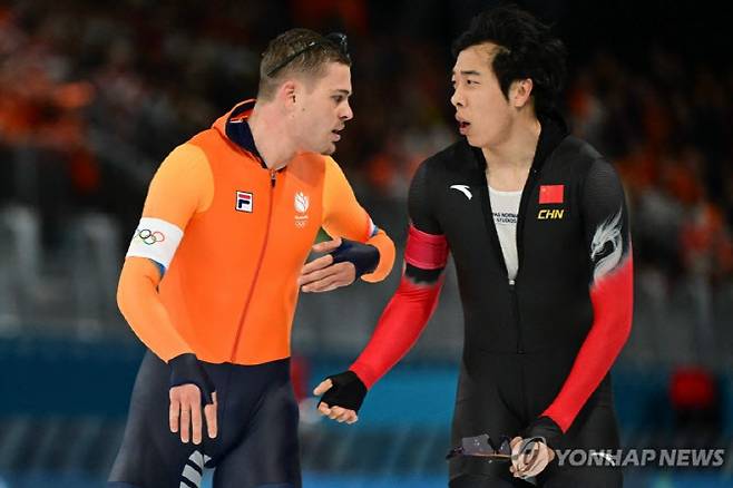 롄쯔원에게 분노를 표시하는 유프 베네마르스(오른쪽). 사진=AFPBBnews