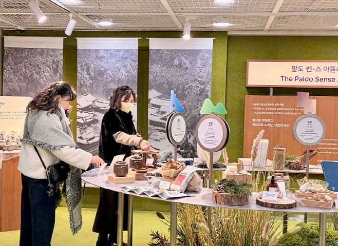 서울 중구 세종대로 서울도시건축전시관에 위치한 '지역관광 안테나숍'에서 방문객들이 지역 특산품을 살펴보고 있다. (사진=이민하 기자)