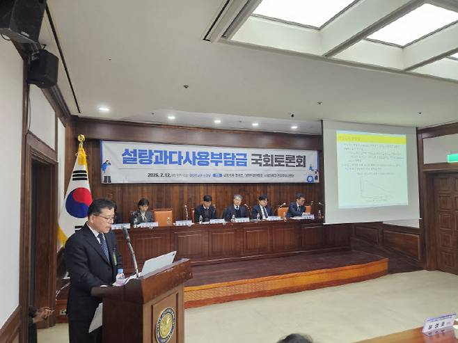 12일 서울 영등포구 국회도서관에서 열린 설탕과다사용부담금 국회 토론회에서 송승주(왼쪽) 수원대 경제학과 교수가 발표하고 있다.(사진=안치영 기자)